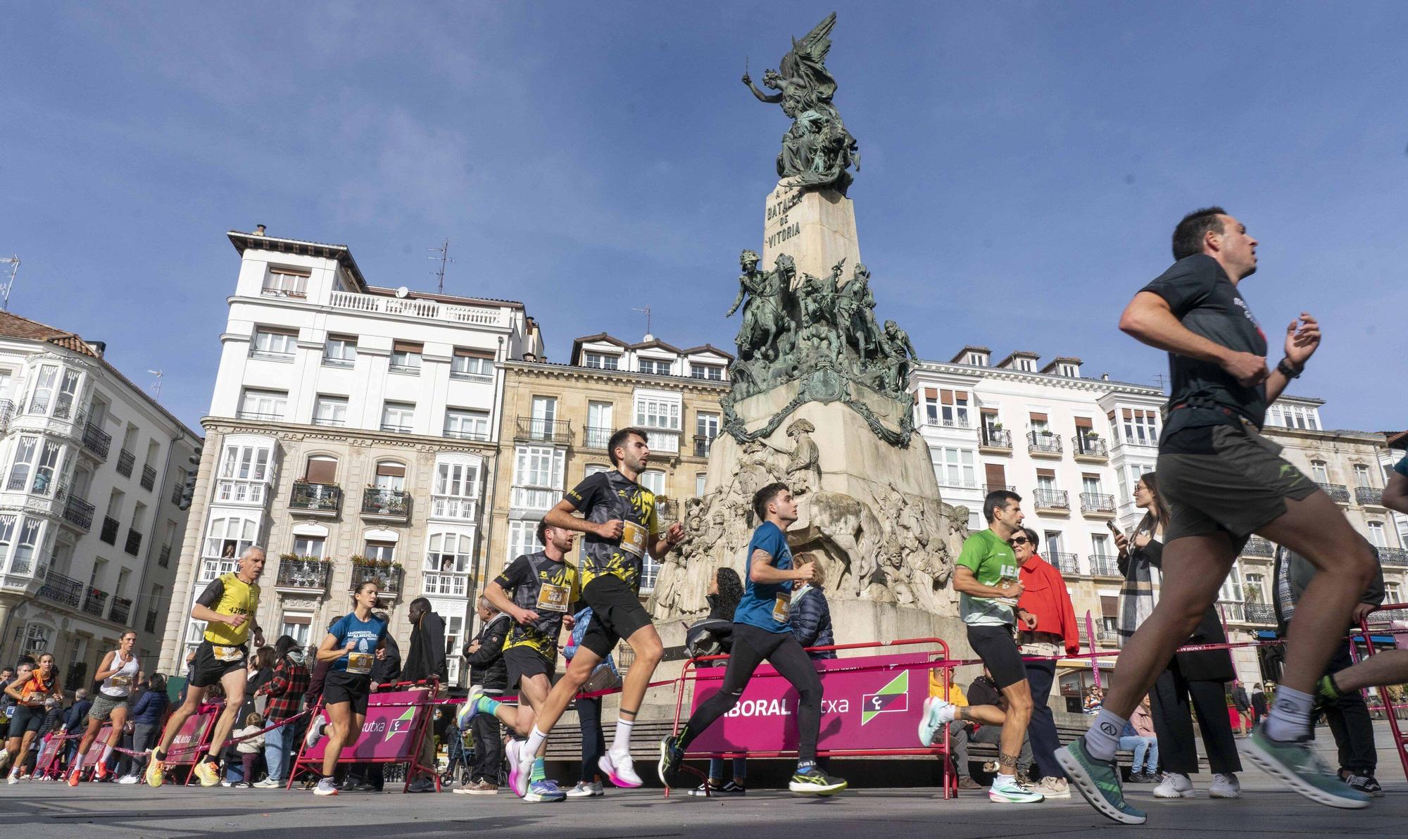 En imágenes: Un millar de corredores atraviesan la almendra