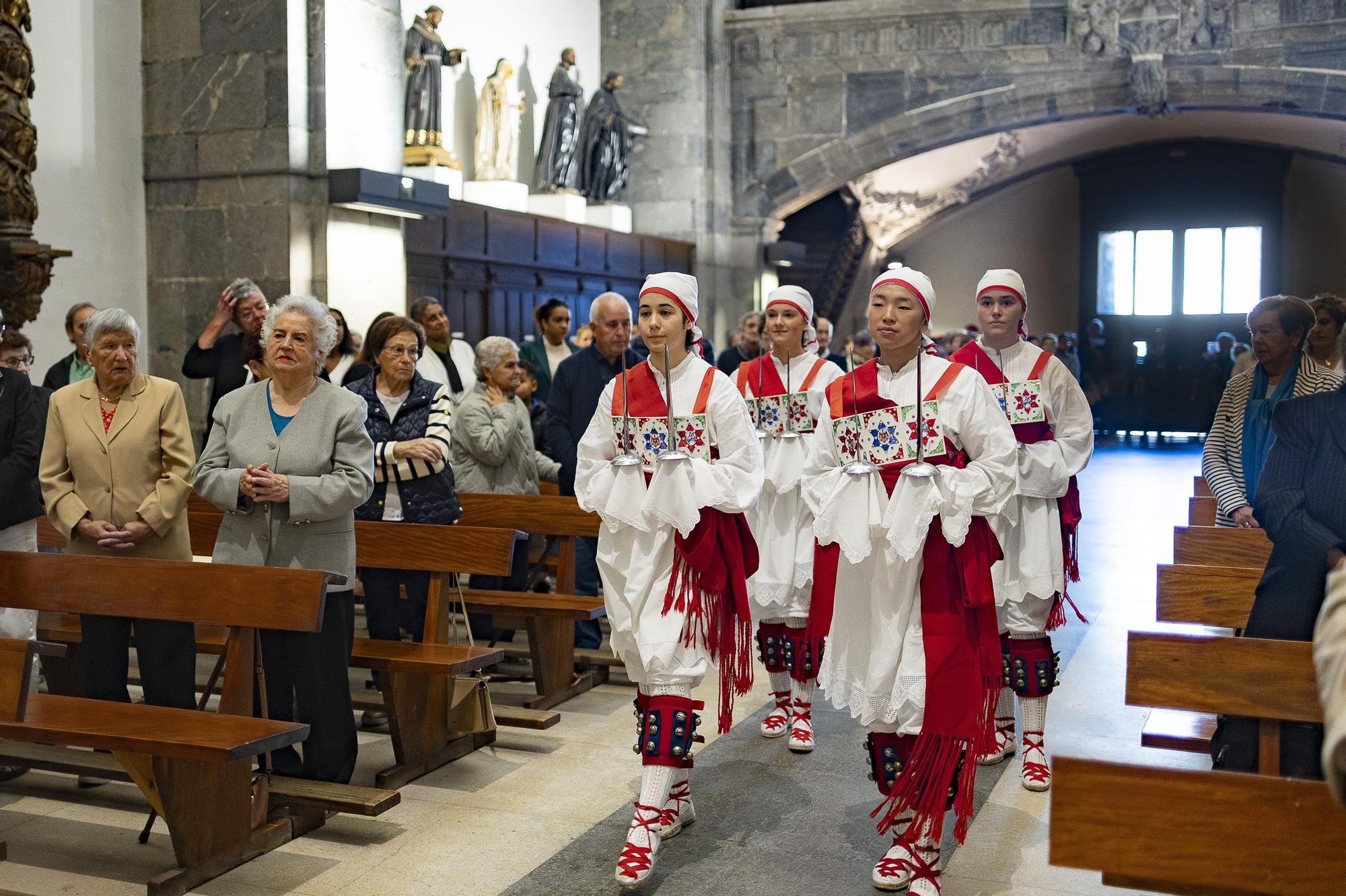 Elgoibar baila al ritmo de las espadas de la celebración de la Virgen del Rosario