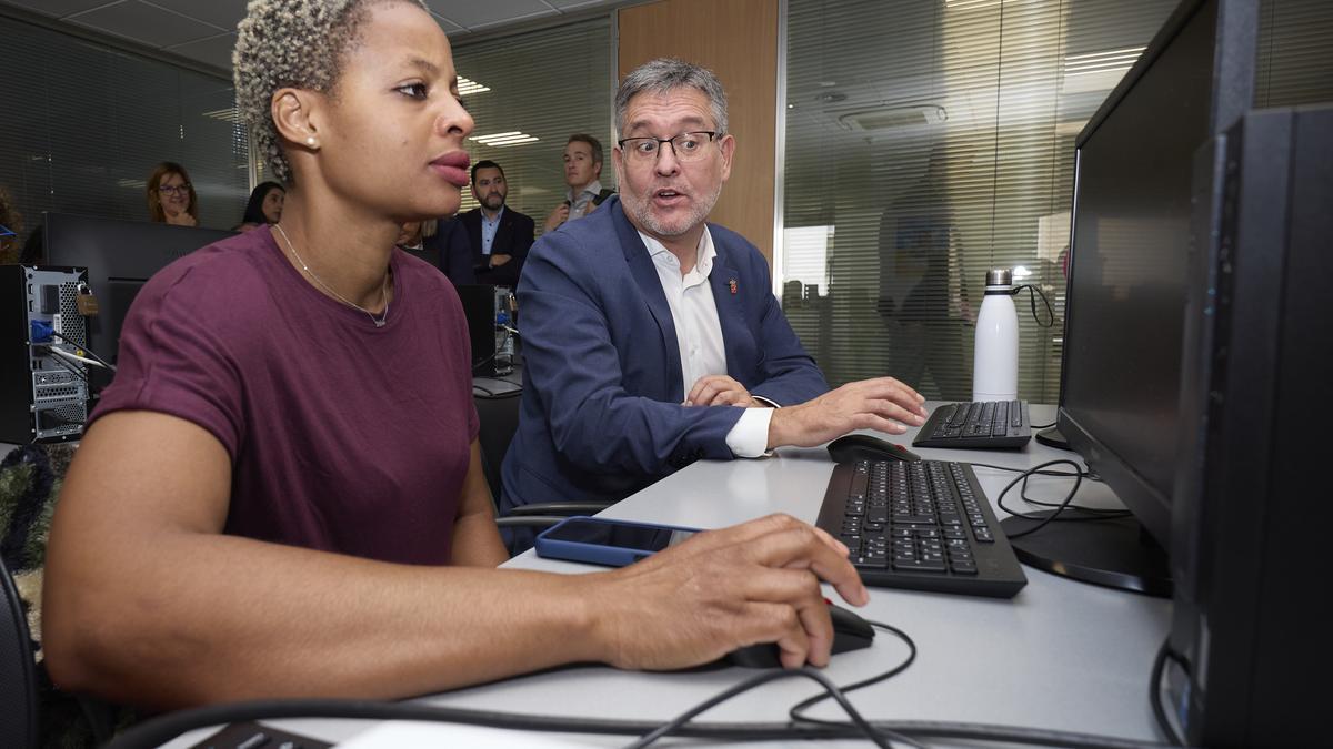 El consejero García, con una de las participantes en la formación en competencias digitales