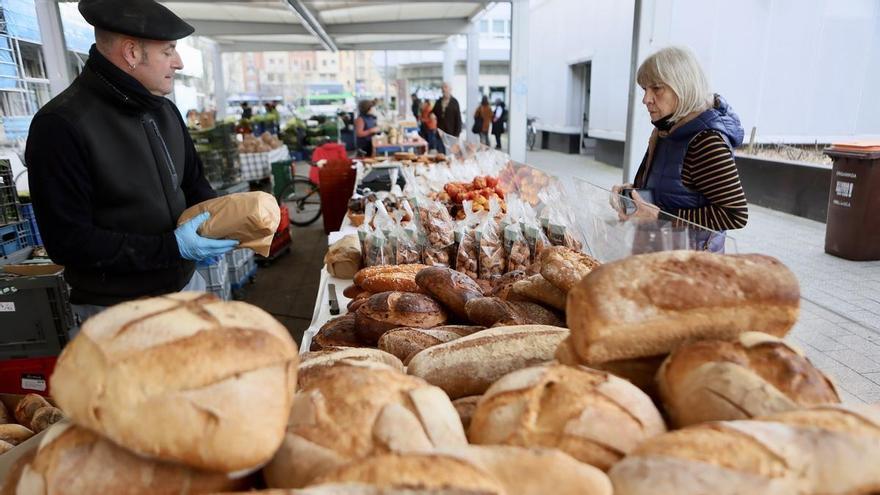 La Policía Local de Vitoria vigilará más el mercado de Santa Bárbara tras el incremento de robos a sus productores