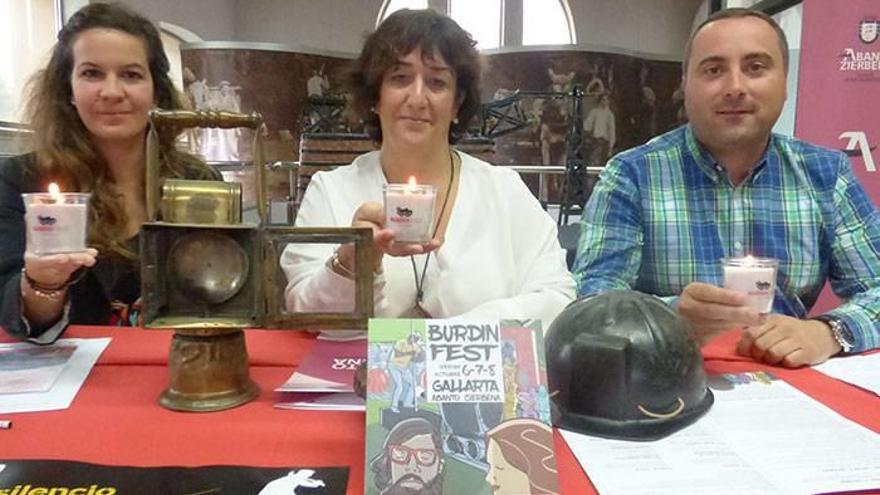 Haizea Uibelarrea, del Museo Minero, la alcaldesa Maite                      Etxebarria y el edil Edu Abad, en la presentación.