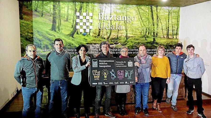 Representantes de las entidades que forman la fundación Arras Baztan, tras la rueda de prensa de ayer.