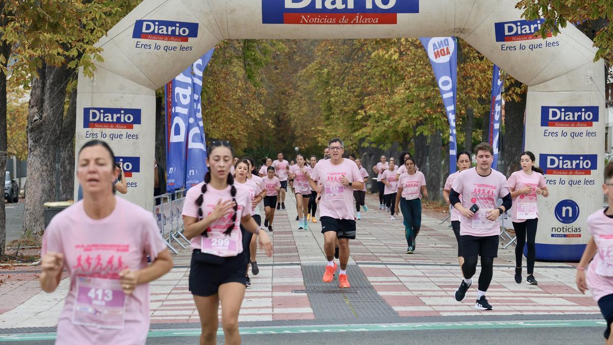 En imágenes: Vitoria se vuelca con la VI Carrera Solidaria contra el Cáncer de Mama
