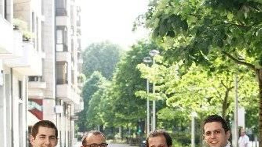 Ugarte y Echave, en el centro, escoltados por los representantes de la ingeniería sueca Adiga.