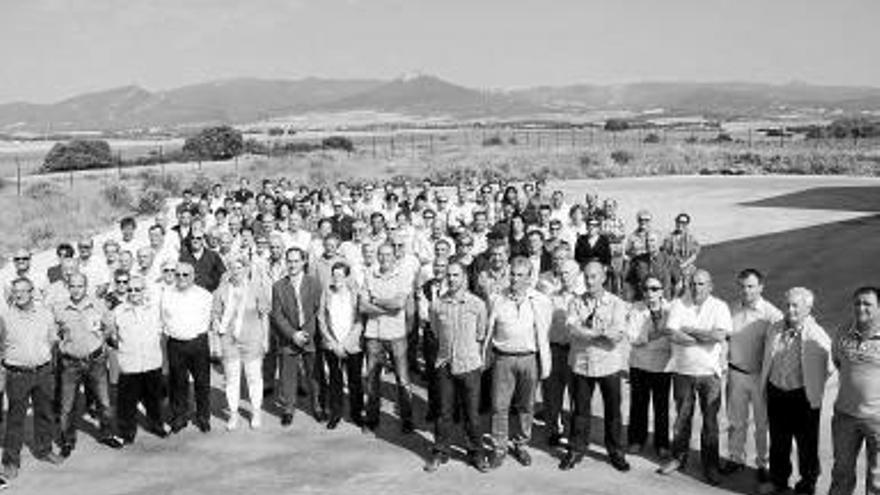 Los socios posan en la sede de la cooperativa, en Barásoain.
