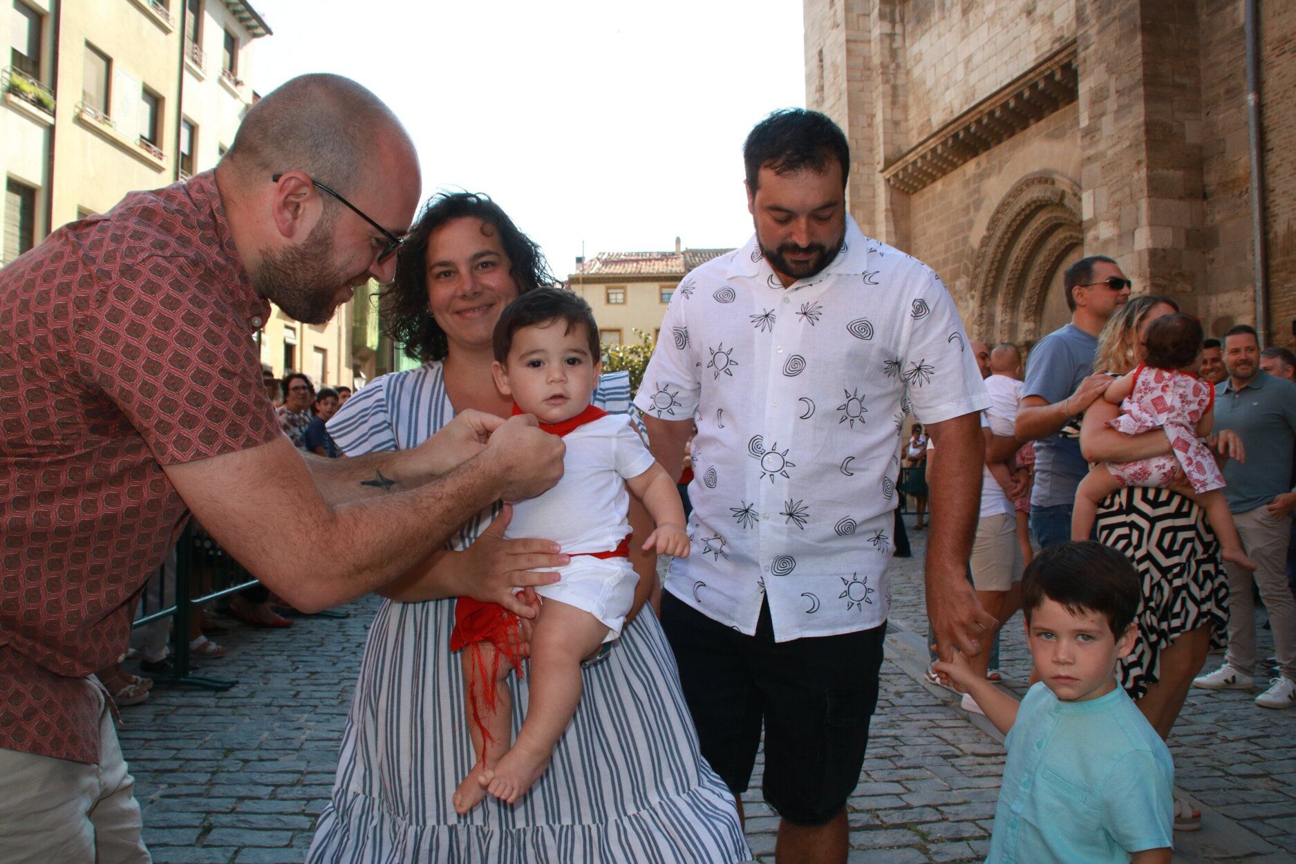 Fotos de la imposición del pañuelo de fiestas de Tudela a los nacidos en 2024