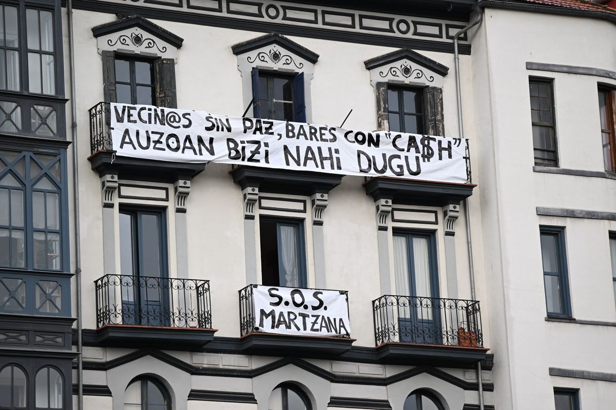 Vecinos de Marzana reivindican su derecho a descansar frente al ruido de terrazas y bares