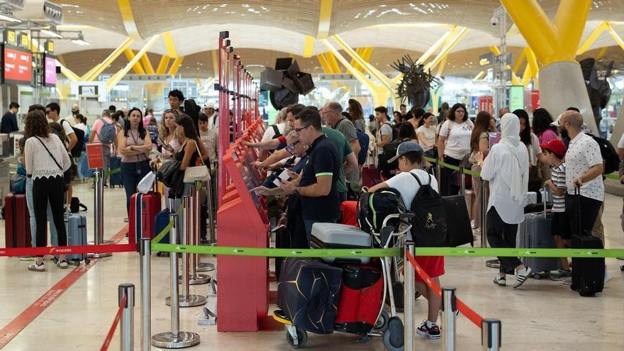 El aeropuerto de Barajas acumula aglomeraciones y retrasos en los controles por una huelga del personal de seguridad