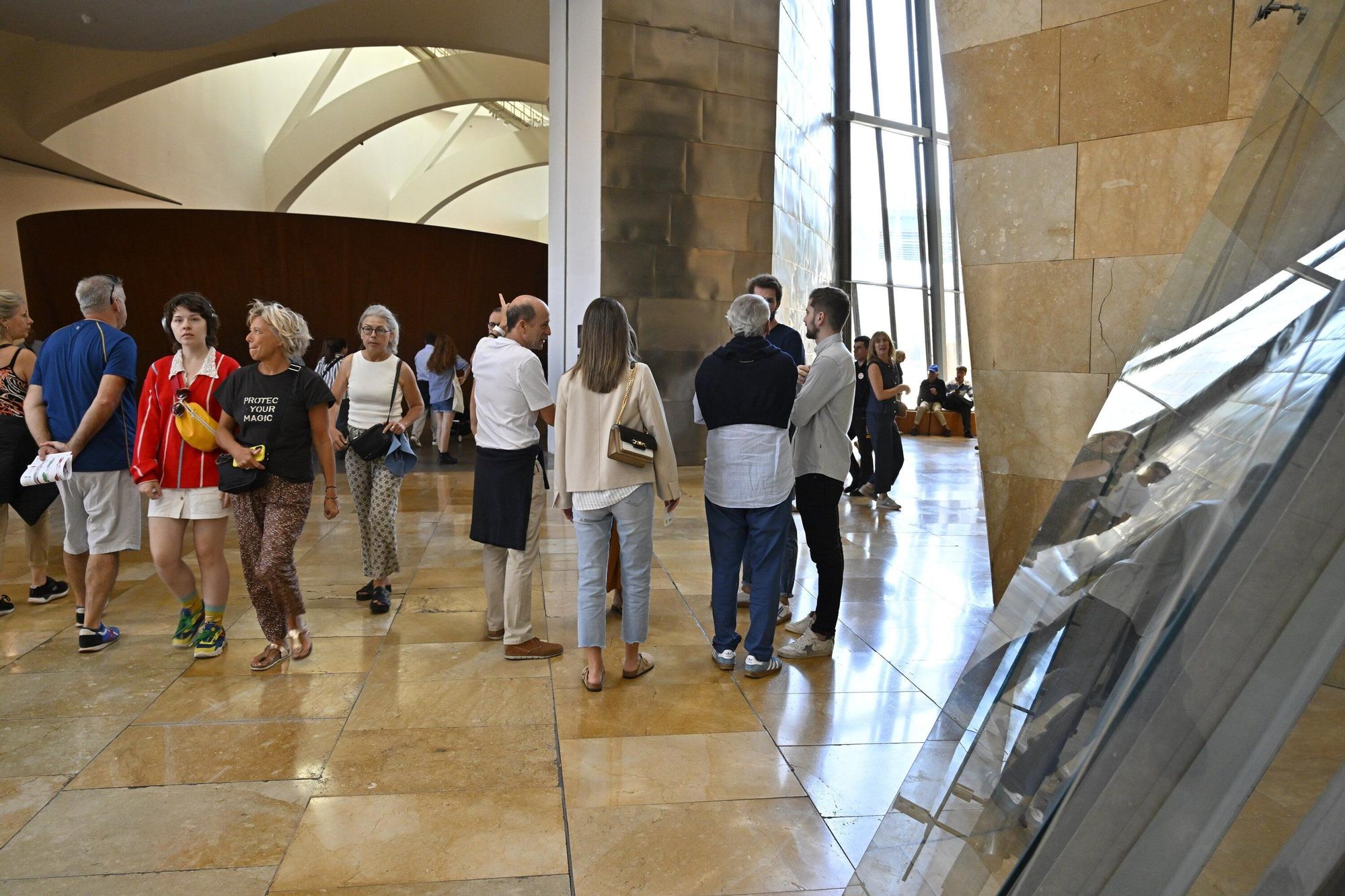 El Museo Guggenheim acoge a miles de visitantes en su 28º cumpleaños