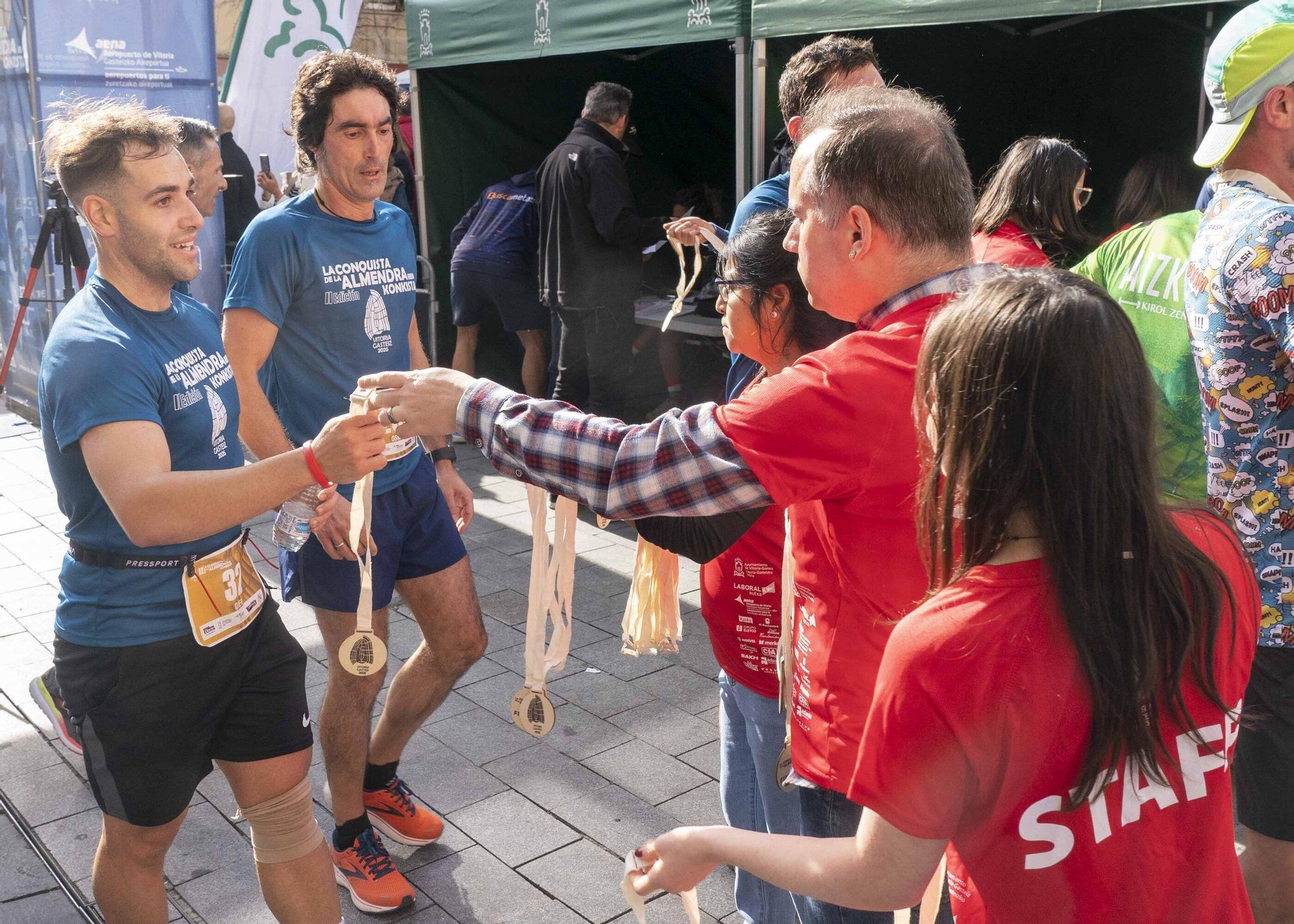 En imágenes: Un millar de corredores atraviesan la almendra