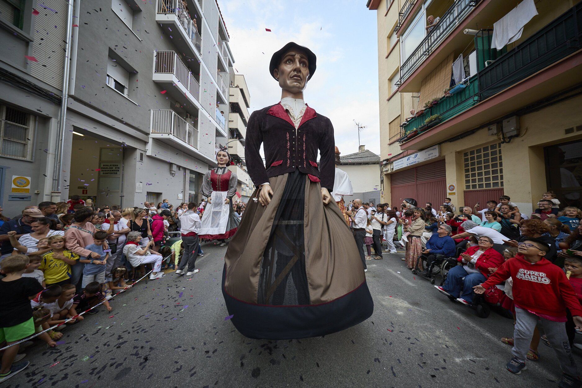 Fotos de la despedida de los gigantes en fiestas de Burlada