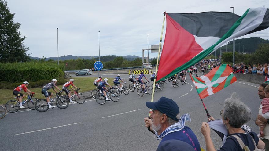 La Vuelta en Bizkaia: banderas palestinas a su paso por Gernika