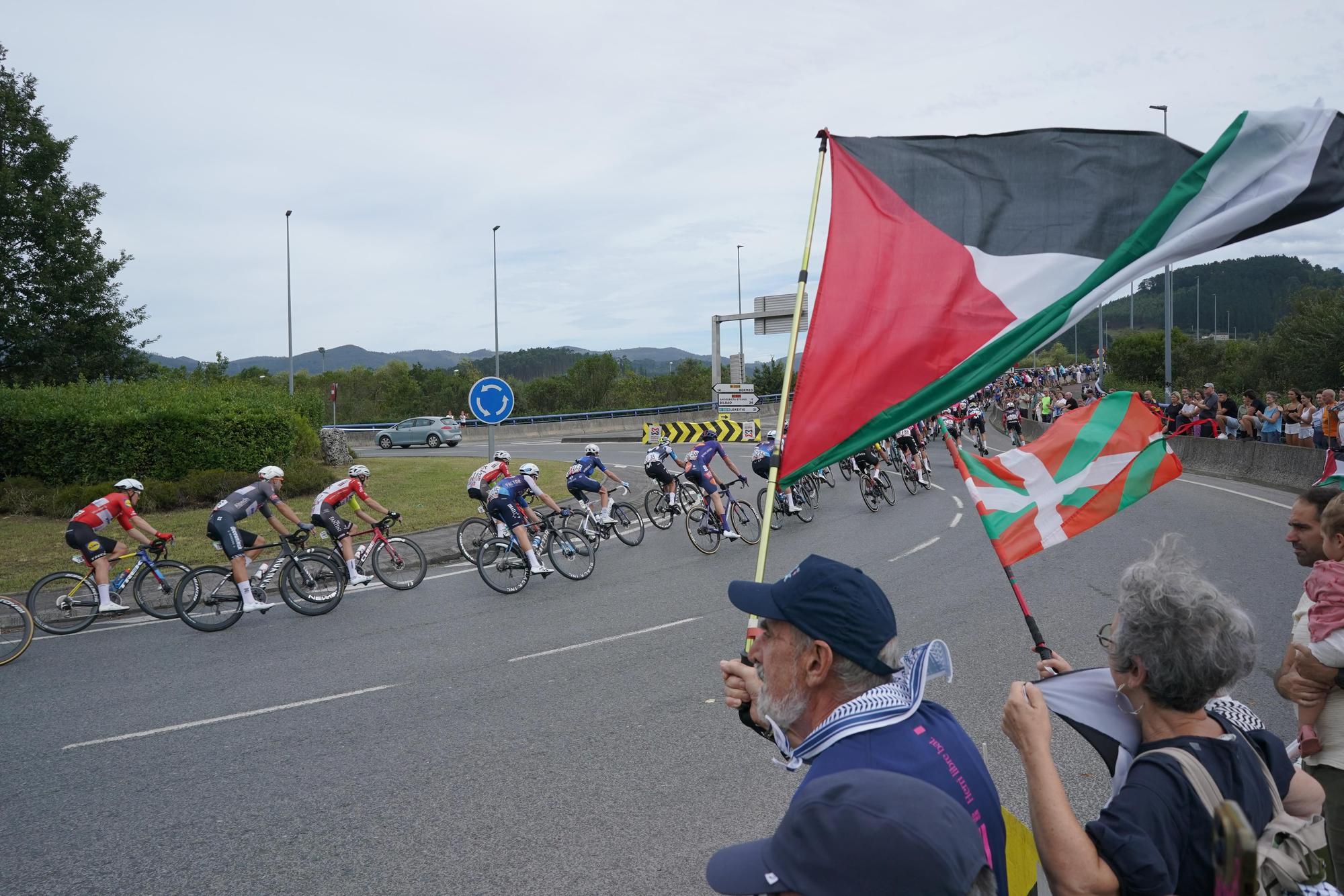 La Vuelta en Bizkaia: banderas palestinas a su paso por Gernika