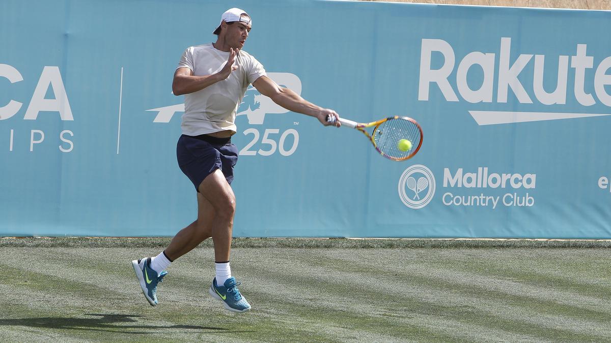 Rafa Nadal, entrenando este viernes sobre hierba en Mallorca.