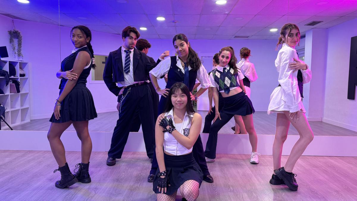 De i a d, de pie, Natalia Reyes, Iker De Luis, Vicky González, June Aguirre y Ainhoa Zugaldia; y en el centro, abajo, Irene Bueno, componentes del grupo pamplonés de baile K-Pop HAZE, en la Escuela de Danza Ravel.