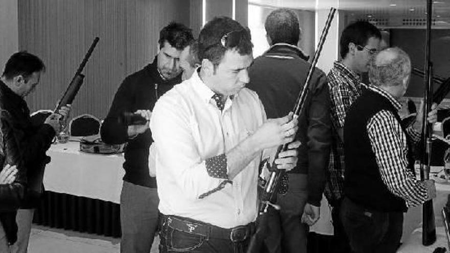 Varios aficionados examinan armas de BBI en el &#039;stand&#039; que la marca presentó en Dima.