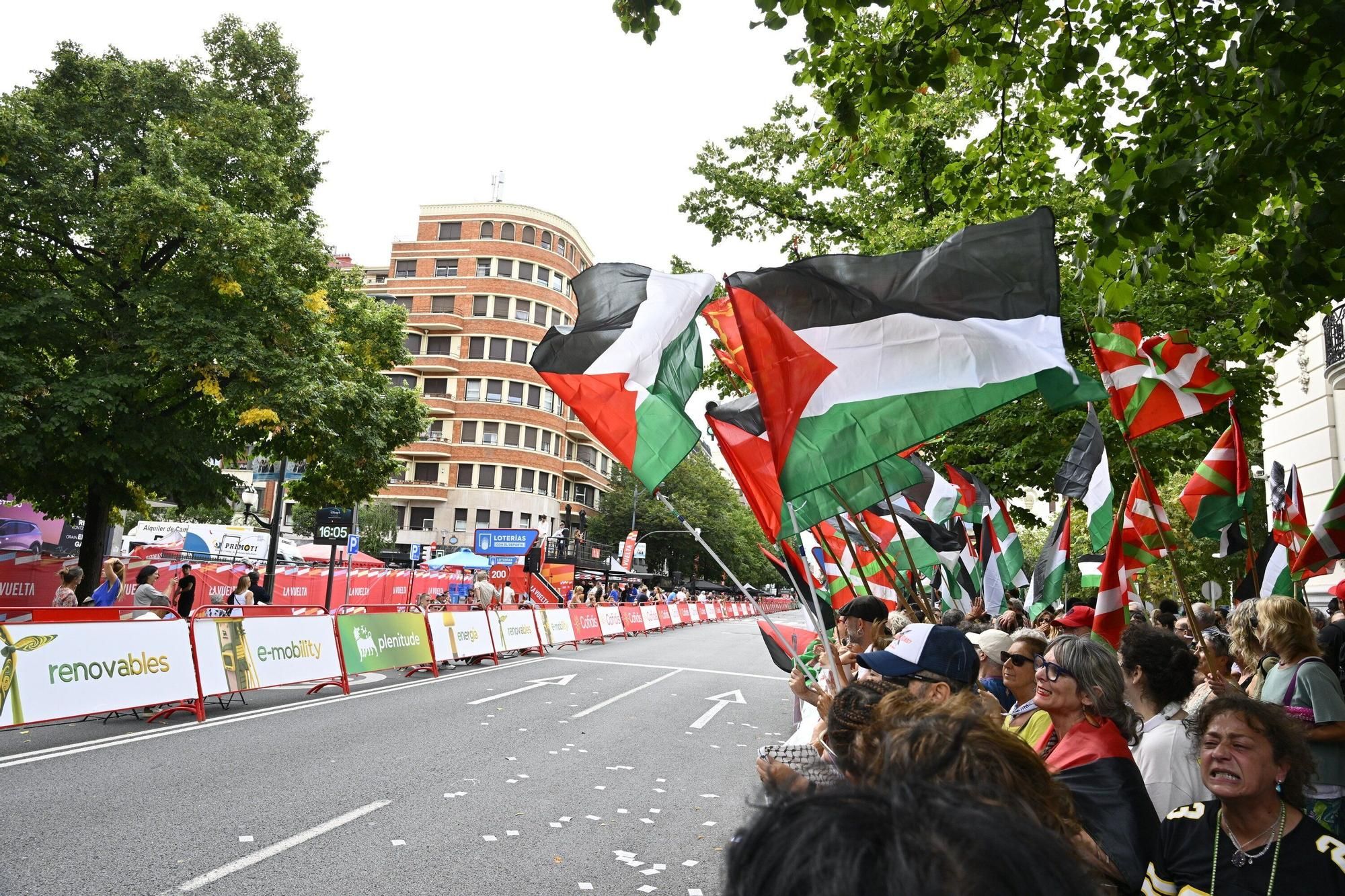 En imágenes: protesta contra el Israel al paso de la La Vuelta por Bilbao