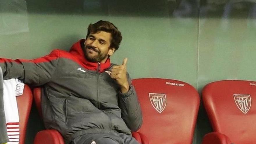 Fernando Llorente sentada en San Mamés en el banquillo del Sevilla