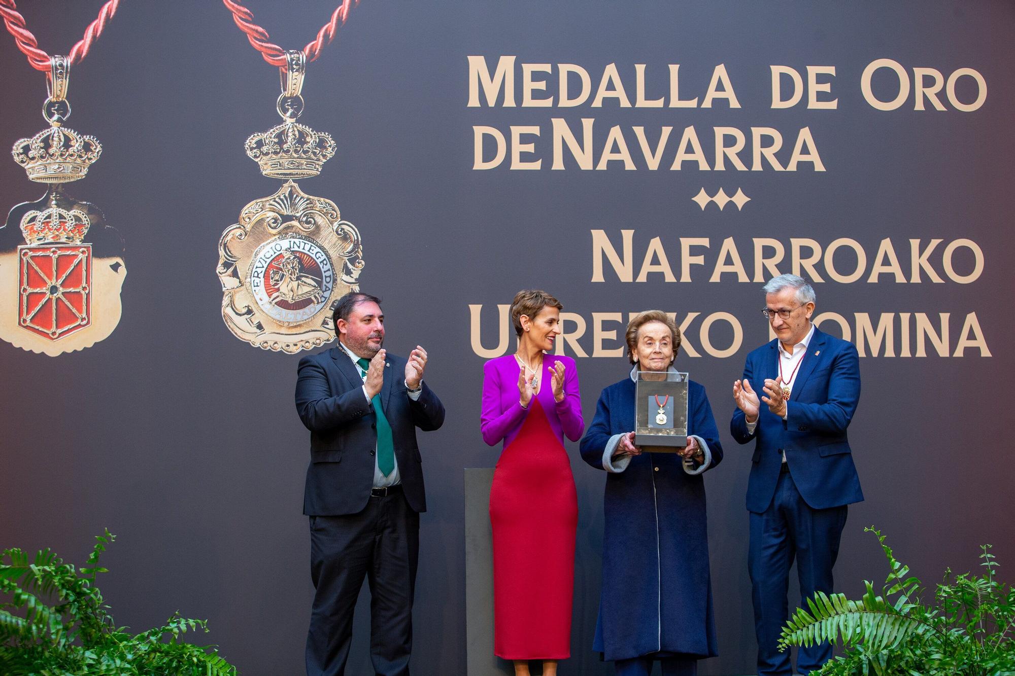 Fotos de la entrega de la Medalla de Oro de Navarra a Manuel Torres a título póstumo