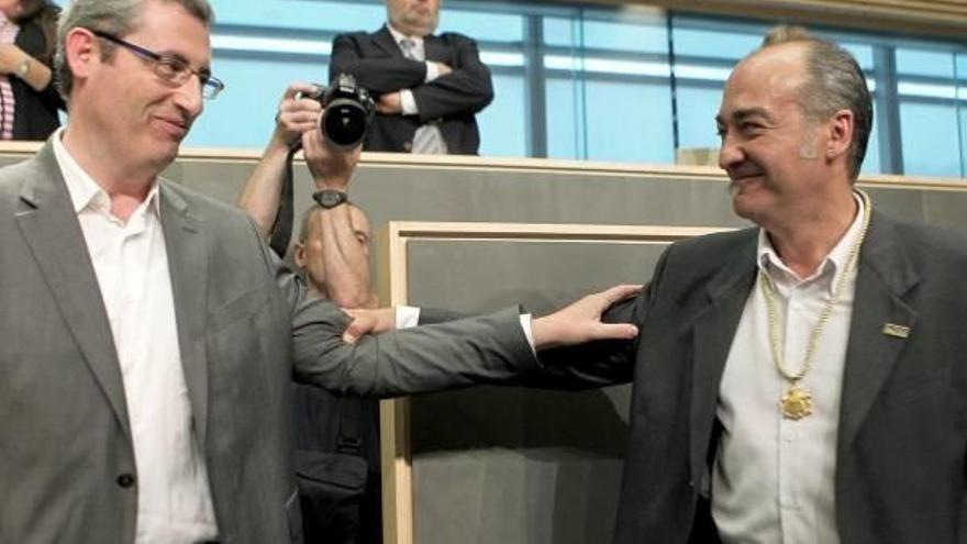El nuevo diputado general de Guipúzcoa, Martín Garitano (d), saluda a su predecesor, Markel Olano, tras el pleno de investidura del diputado general de Guipúzcoa