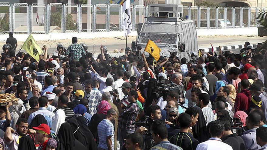 Simpatizantes del depuesto presidente egipcio, Mohamed Mursi, participan en una protesta en su apoyo