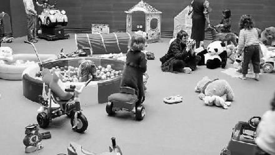 Niños jugando en el Parque Infantil de Navidad (PIN) en el Palacio del Kursaal.