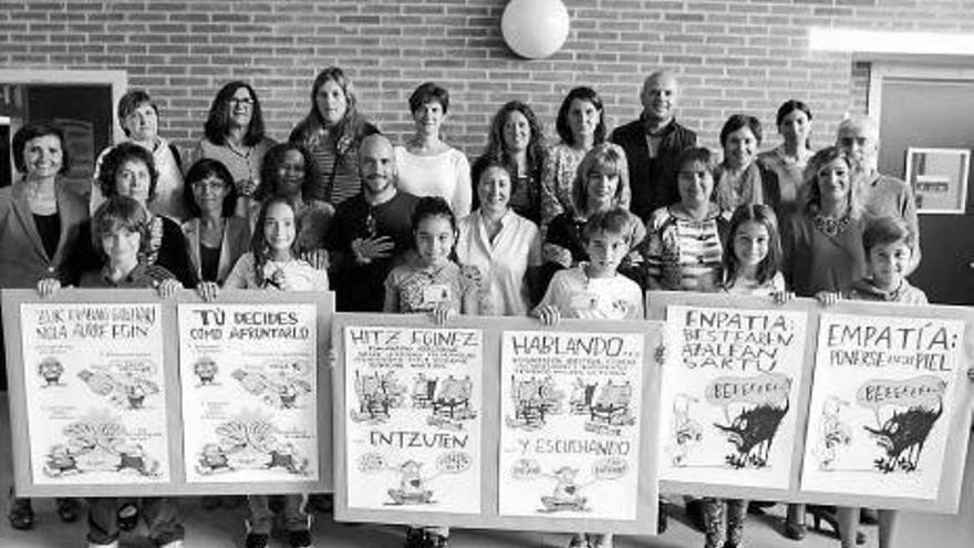 Alumnos de 6º de Erreniega de Zizur, junto a profesionales de centros.