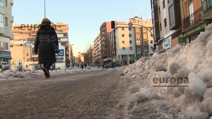 Los madrileños sortean las dificultades de la nieve después del temporal