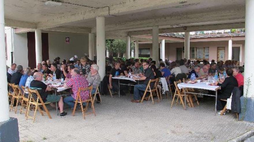 La fiesta de los del barrio con jardines y plazoleta cubierta