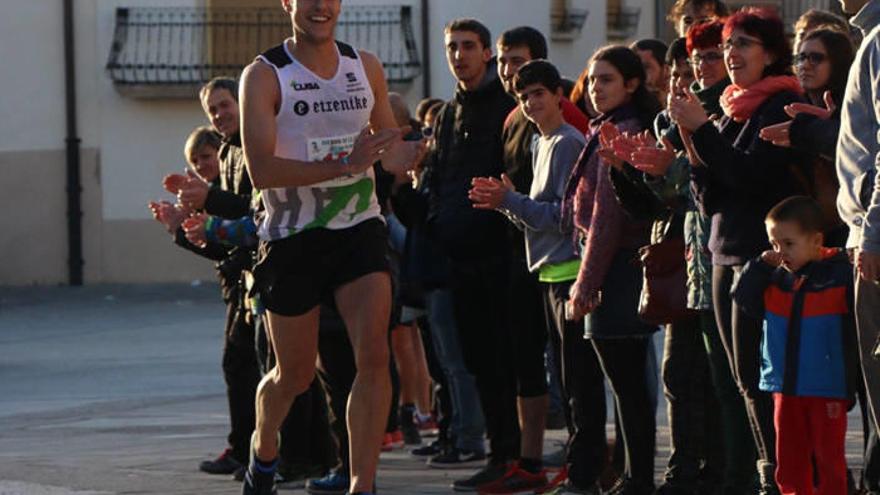 Diego Quintana, aplaudido por el público en los últimos metros.