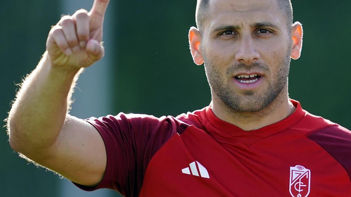 Shon Weissman, con la camiseta del Granada.