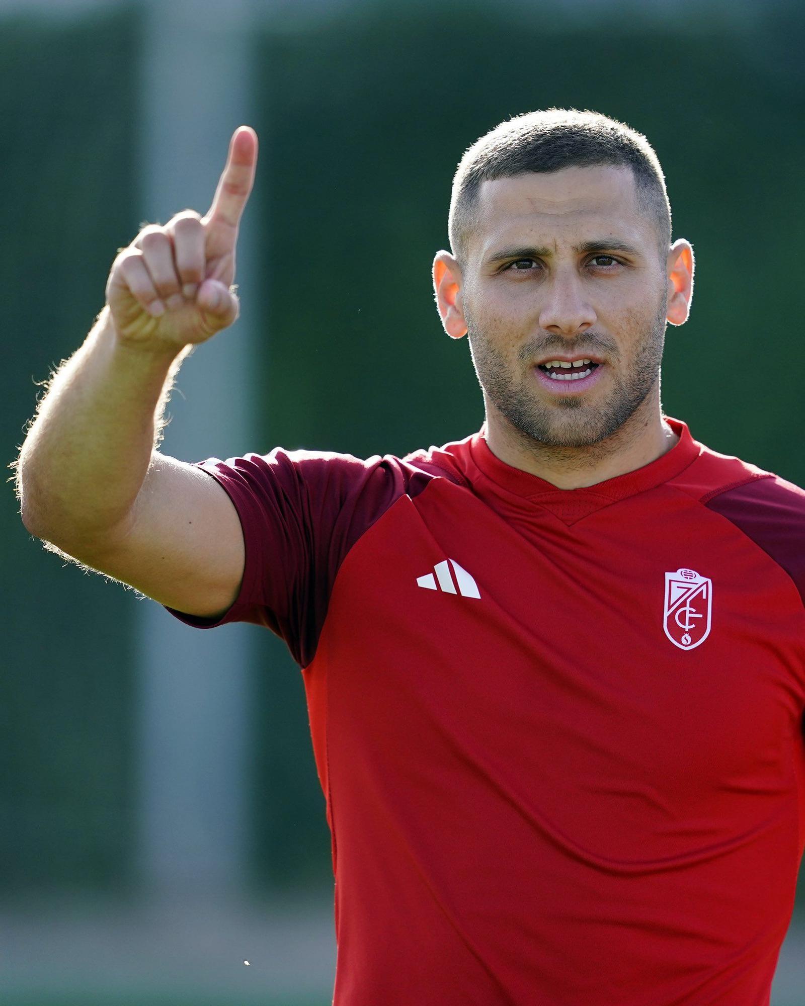 Shon Weissman, con la camiseta de entrenamiento del Granada.