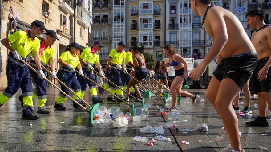 En imágenes: Los servicios de limpieza retiran la basura del txupinazo