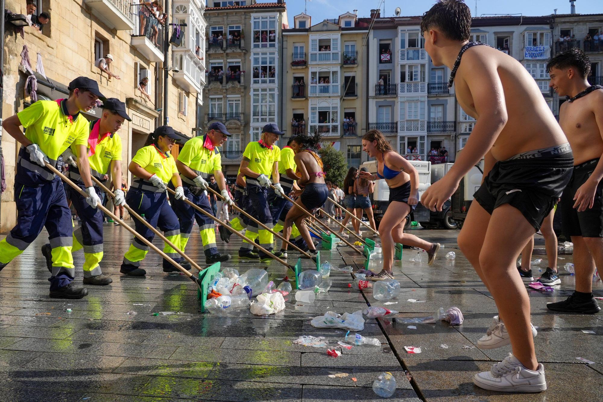En imágenes: Los servicios de limpieza retiran la basura del txupinazo