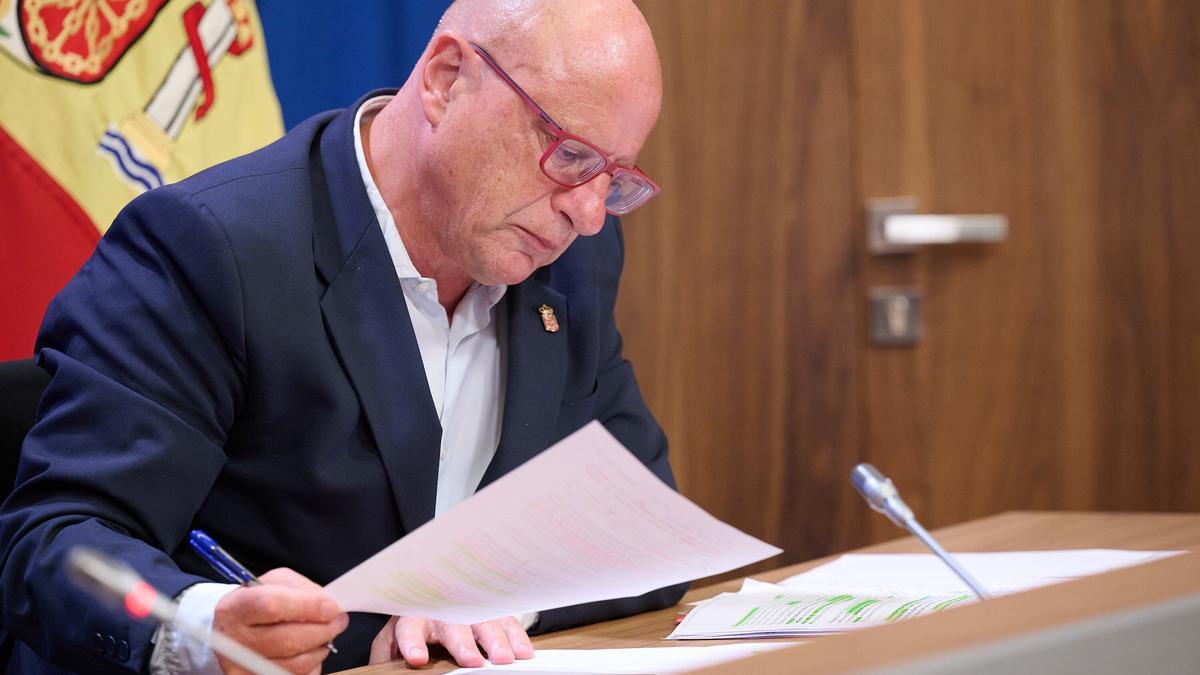 El consejero de Educación, Carlos Gimeno, en una rueda de prensa.