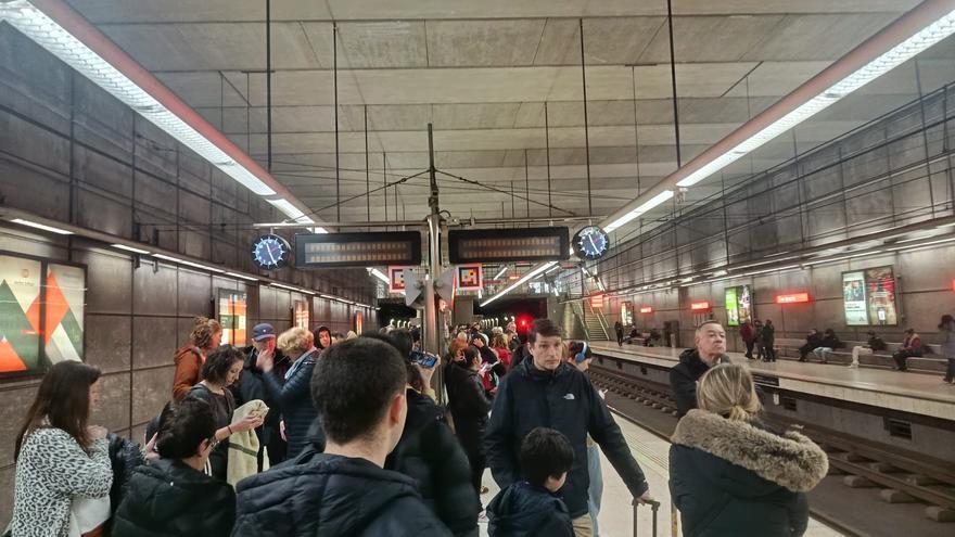 “Iba a coger el metro, pero visto lo visto voy andando”