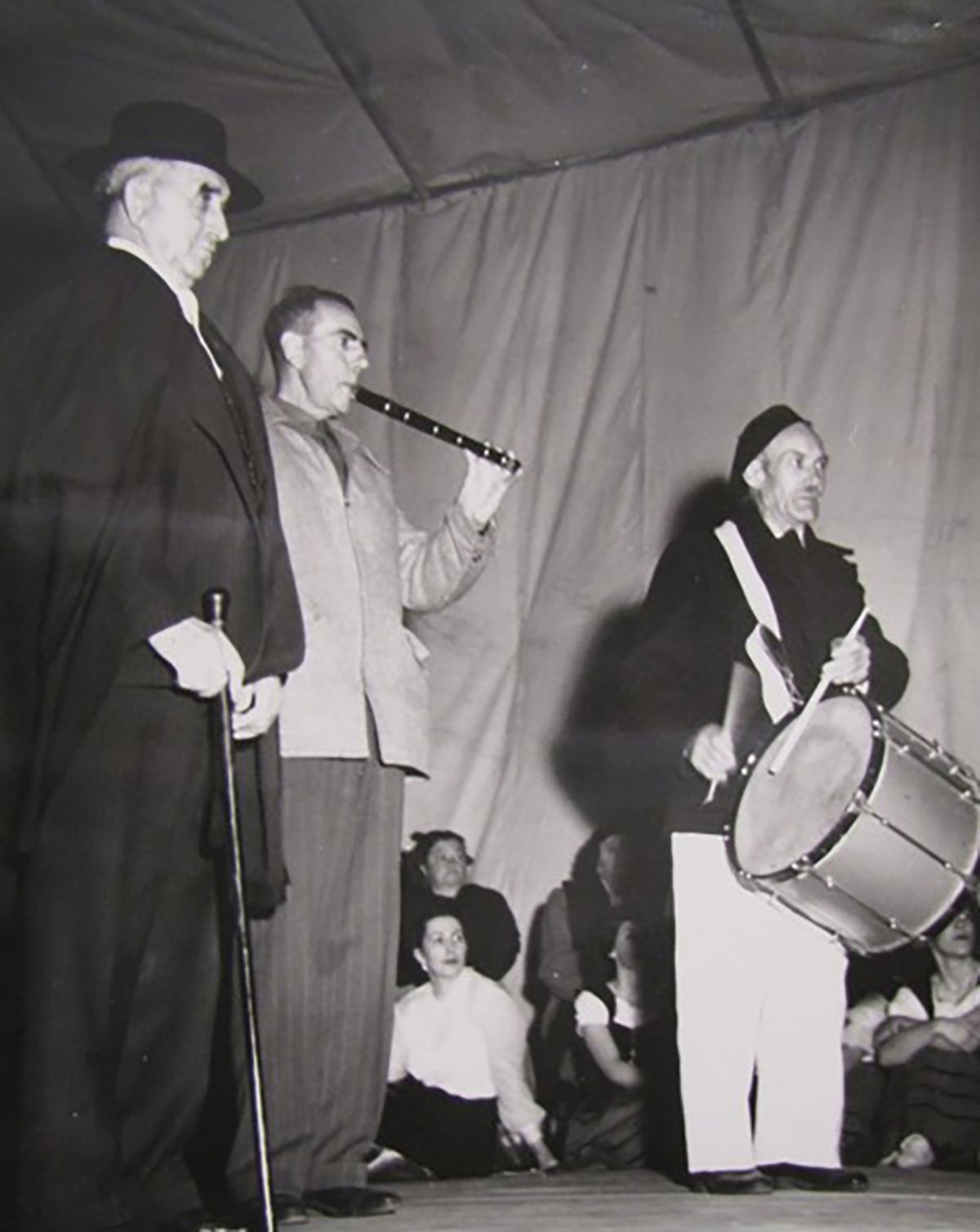 Jose Villanueva erdian, txistua jotzen. Anton Uranga eta Joe Anacabe dira beste biak.