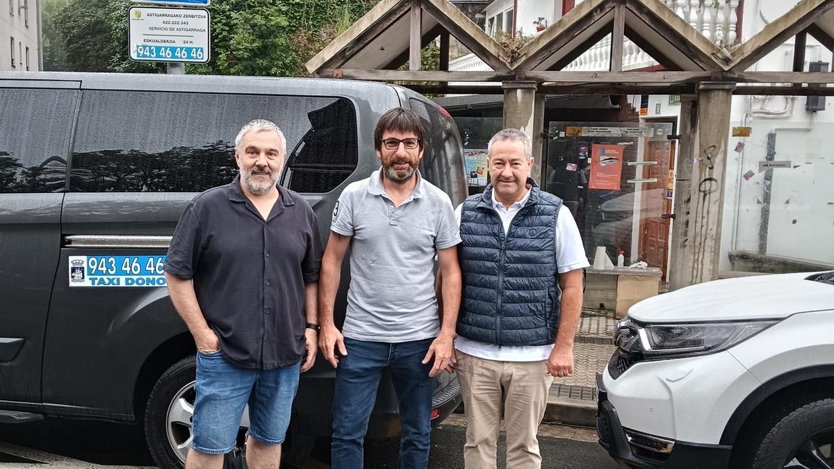 El alcalde, el taxista y el representante de la empresa.