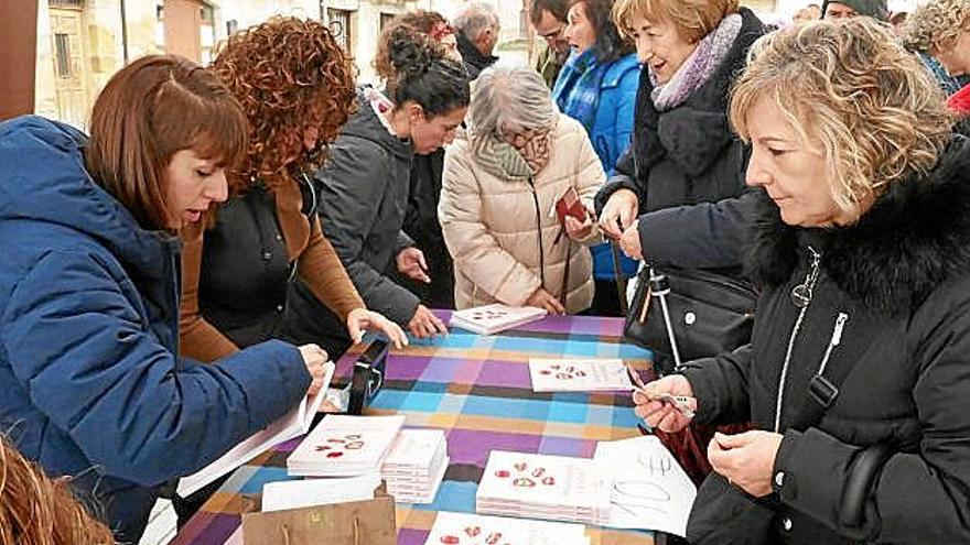 Numerosas personas compraron el libro.