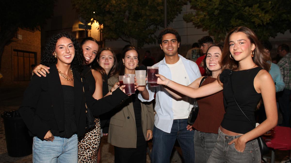 Amigos de Cascante brindan en la cena en la placeta de los Bobadilla.
