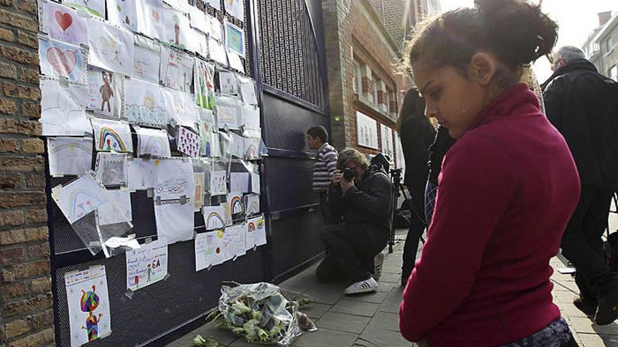 Belgas dejan ramos de flores y mensajes de ánimo en un pequeño altar improvisado en el colegio Sint Lambertus de Heverlee, Bélgica, de donde eran los niños fallecidos en el accidente de autobús ocurrido en Suiza.