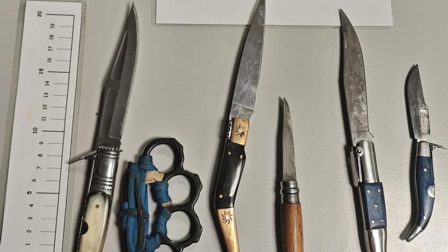 Armas blancas decomisadas a los dos varones imputados.