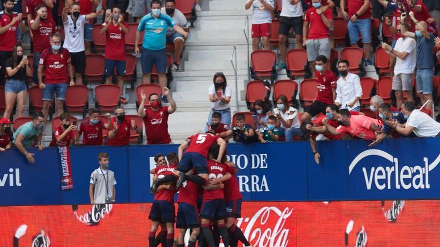 Los jugadores rojillos celebran el gol de Moncayola