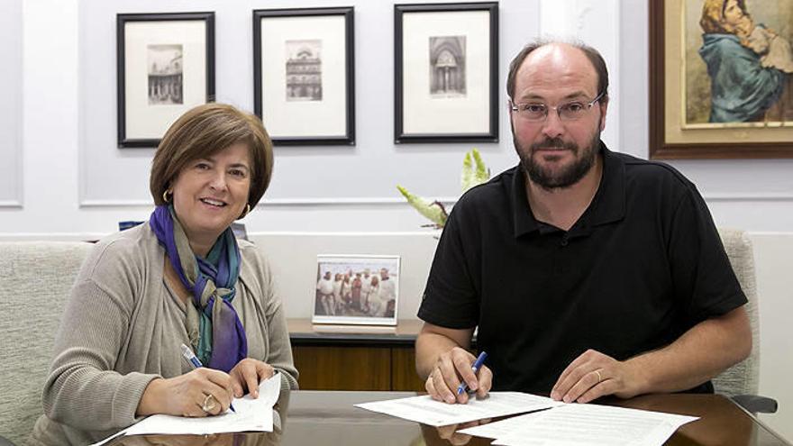 Ana Lezcano y Enrique Abad, en la firma del convenio.