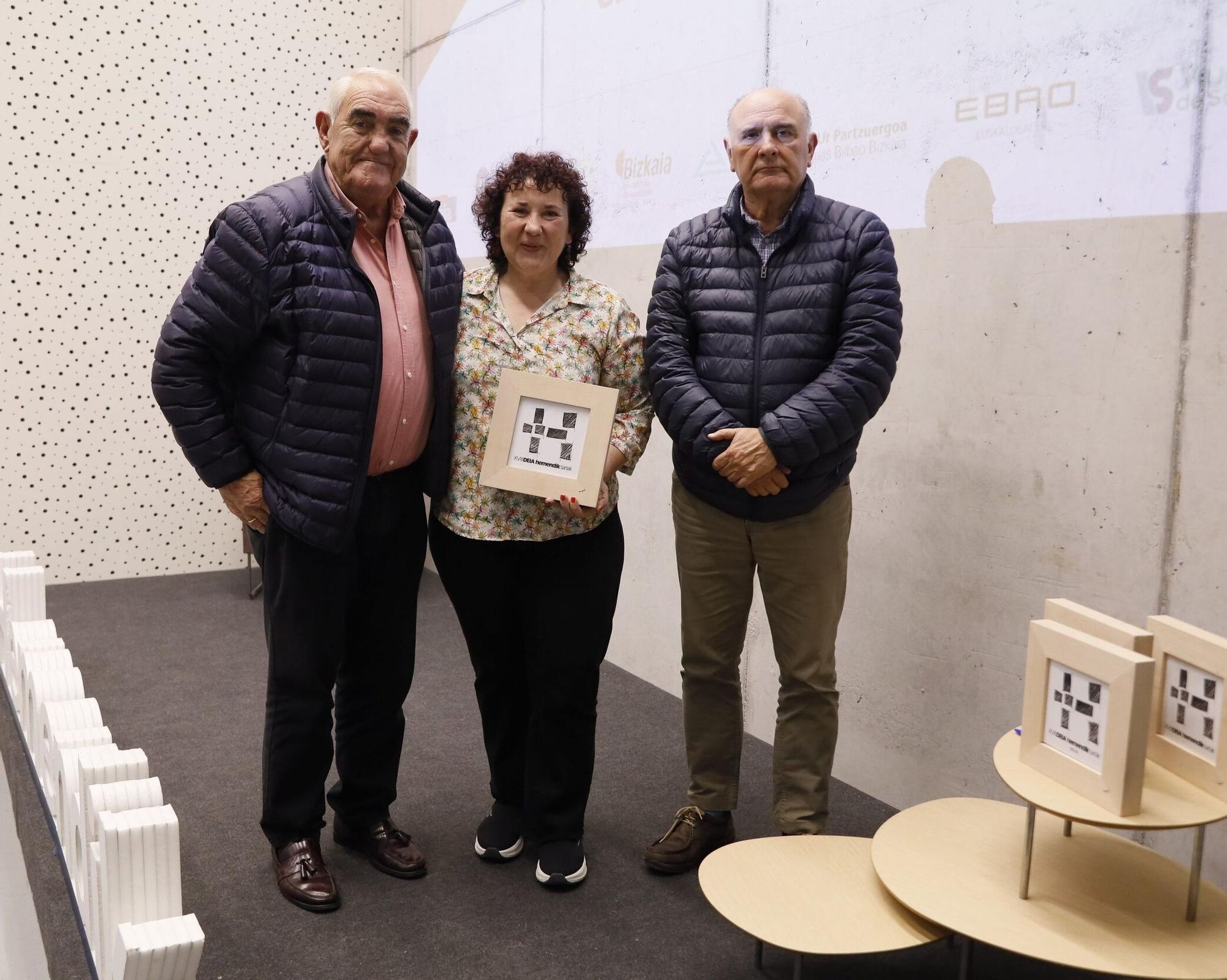 Ana Orcasitas, de la kultur etxea de Turtzioz, recibió el galardón de manos del alcalde, José Manuel Coterón, y Jon Legarreta, de GAIMAZ.