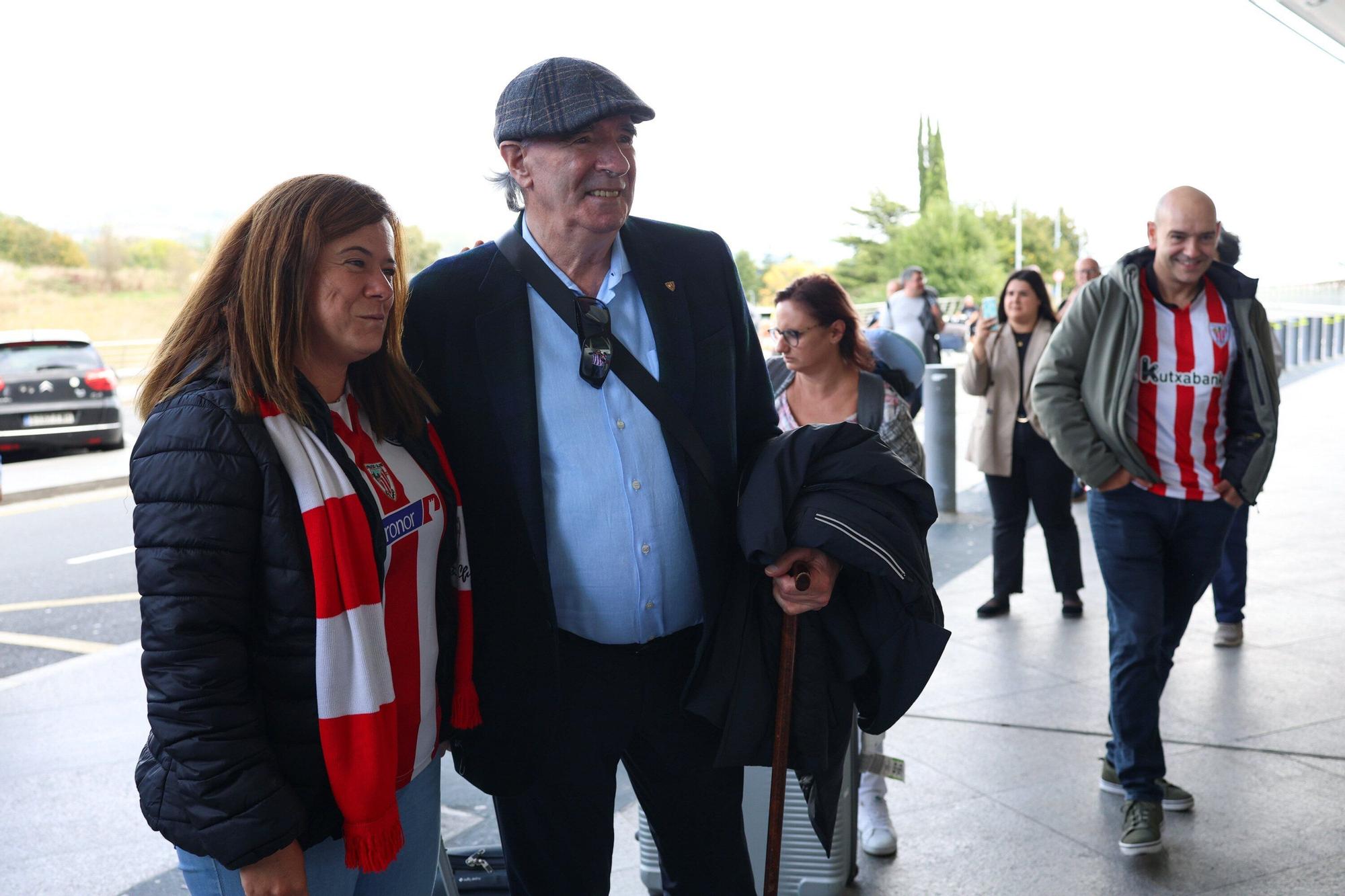 Aficionados del Athletic en el aeropuerto de Bilbao antes de viajar a Dortmund