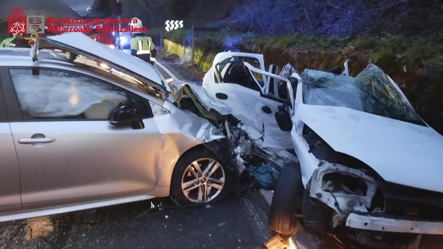 Dos heridos tras una fuerte colisión en la N-121-B en Baztan
