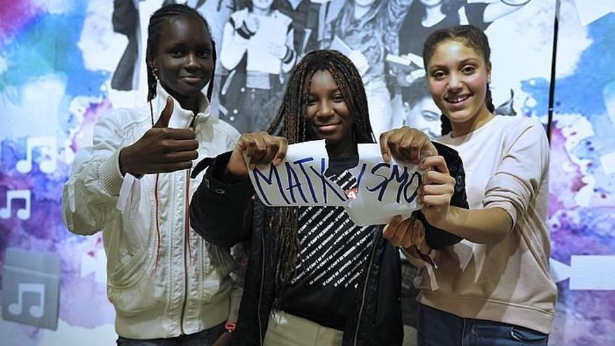 Tres jóvenes que han participado en el certamen Beldul Barik contra la violencia machista, que celebró ayer un encuentro.