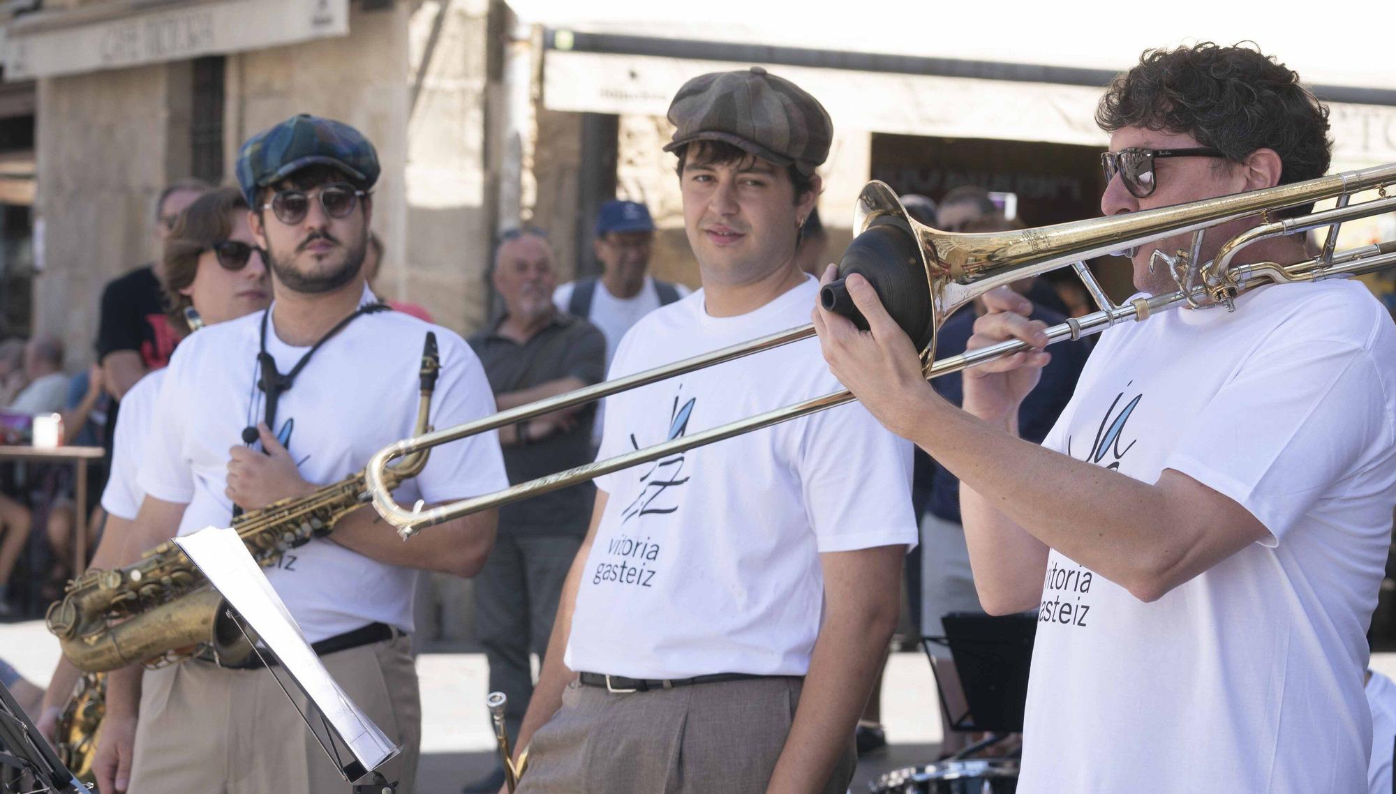 En imágenes: South Side Stompers toma las calles y plazas de Vitoria