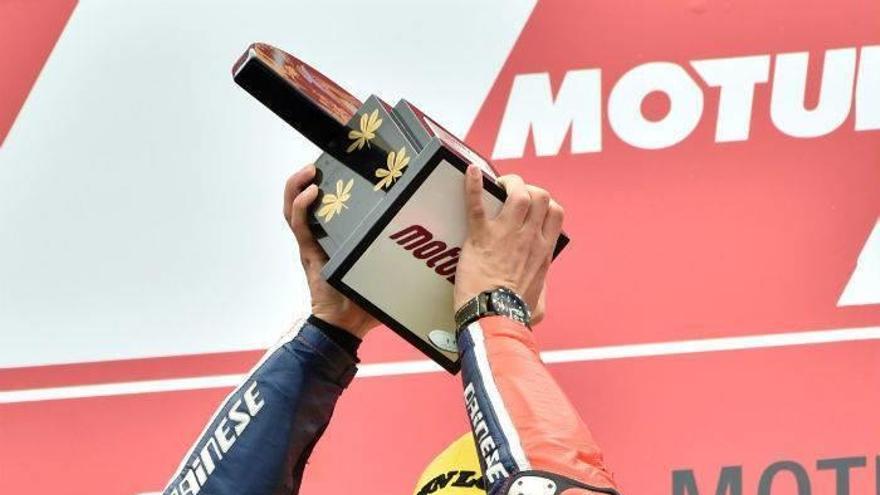 Antonelli domina en Moto3, Efrén décimo
